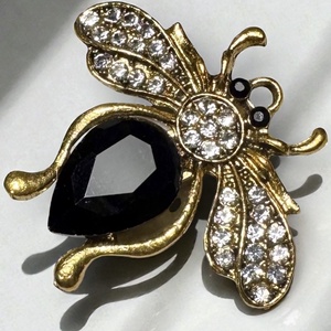 Retro BROSS az 1980-as évekből, gyönyörű elegáns strasszos kitűző, pin szövetkabátra, blúzra,  blézerre szép kitűző - ékszer - kitűző és bross - Meska.hu