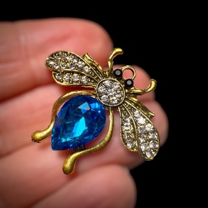 Retro BROSS az 1980-as évekből, gyönyörű elegáns strasszos kitűző, pin szövetkabátra, blúzra,  blézerre szép kitűző - ékszer - kitűző és bross - Meska.hu