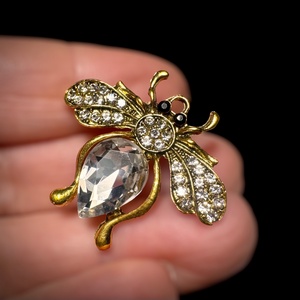 Retro BROSS az 1980-as évekből, gyönyörű elegáns strasszos kitűző, pin szövetkabátra, blúzra,  blézerre szép kitűző - ékszer - kitűző és bross - Meska.hu