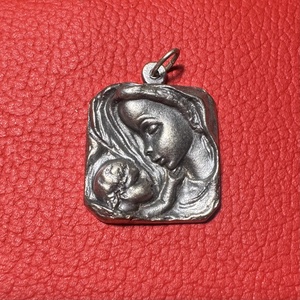 Szűz Mária medál nyakláncra � vintage vallásos ékszer az 1970�80-as évekből - ékszer - nyaklánc - medálos nyaklánc - Meska.hu