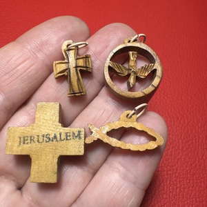 Vallási jelképek Szentföldről, olajfa kereszt nyakláncra � vintage vallásos ékszer az 1970�80-as évekből - ékszer - nyaklánc - medálos nyaklánc - Meska.hu