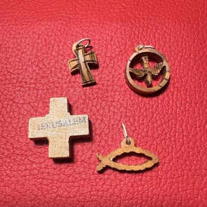 Vallási jelképek Szentföldről, olajfa kereszt nyakláncra � vintage vallásos ékszer az 1970�80-as évekből - ékszer - nyaklánc - medálos nyaklánc - Meska.hu