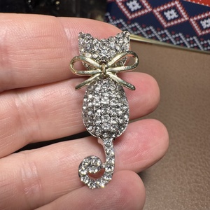 Cicás retro BROSS az 1980-as évekből, gyönyörű elegáns strasszos kitűző, pin szövetkabátra, blúzra,  blézerre - ékszer - kitűző és bross - Meska.hu
