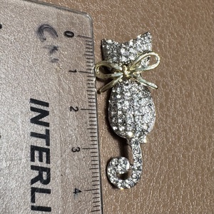 Cicás retro BROSS az 1980-as évekből, gyönyörű elegáns strasszos kitűző, pin szövetkabátra, blúzra,  blézerre - ékszer - kitűző és bross - Meska.hu