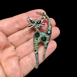 Cicás retro BROSS az 1980-as évekből, gyönyörű elegáns strasszos kitűző, pin szövetkabátra, blúzra,  blézerre - ékszer - kitűző és bross - Meska.hu