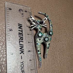 Cicás retro BROSS az 1980-as évekből, gyönyörű elegáns strasszos kitűző, pin szövetkabátra, blúzra,  blézerre - ékszer - kitűző és bross - Meska.hu