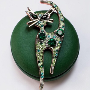 Cicás retro BROSS az 1980-as évekből, gyönyörű elegáns strasszos kitűző, pin szövetkabátra, blúzra,  blézerre, Ékszer, Kitűző és Bross, Ékszerkészítés, MESKA