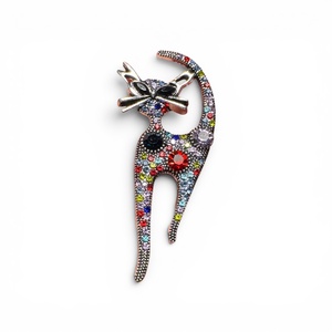 Cicás retro BROSS az 1980-as évekből, gyönyörű elegáns strasszos kitűző, pin szövetkabátra, blúzra,  blézerre - ékszer - kitűző és bross - Meska.hu