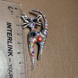 Cicás retro BROSS az 1980-as évekből, gyönyörű elegáns strasszos kitűző, pin szövetkabátra, blúzra,  blézerre - ékszer - kitűző és bross - Meska.hu