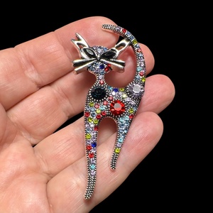 Cicás retro BROSS az 1980-as évekből, gyönyörű elegáns strasszos kitűző, pin szövetkabátra, blúzra,  blézerre - ékszer - kitűző és bross - Meska.hu