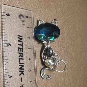 Cicás retro BROSS az 1980-as évekből, gyönyörű elegáns strasszos kitűző, pin szövetkabátra, blúzra,  blézerre - ékszer - kitűző és bross - Meska.hu