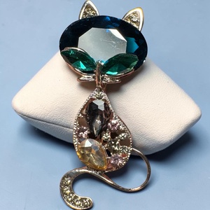 Cicás retro BROSS az 1980-as évekből, gyönyörű elegáns strasszos kitűző, pin szövetkabátra, blúzra,  blézerre, Ékszer, Kitűző és Bross, Ékszerkészítés, MESKA