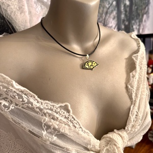 24karát aranyozott Damascene medál, vintage damaszkén nyaklánc, aranyozott medál bőr láncon, toledói nyakék, nyaklánc - ékszer - kitűző és bross - Meska.hu