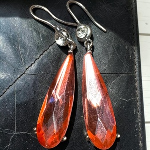 Retro piros kritály köves ékszer, gyönyörű vintage fülbevaló 1970/80-as évek stílusa, gyönyörű mutatós retro fül ékszer, Ékszer, Fülbevaló, Csillár fülbevaló, Ékszerkészítés, Retro csillogó piros kristály köves fülbevaló az 1970/1980-as évek stílusában.
Gyönyörű mutatós fül..., MESKA