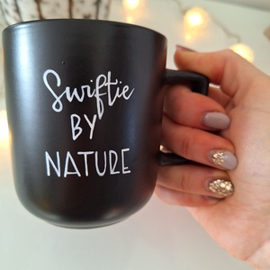 Taylor Swift bögre - Swiftie by nature - otthon & életmód - konyhafelszerelés, tálalás - tálalás - bögre & csésze - Meska.hu