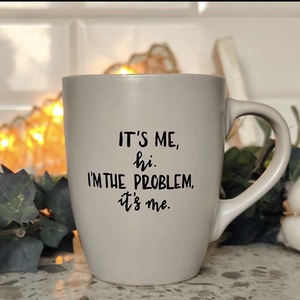 Taylor Swift bögre - It's me, Otthon & Életmód, Konyhafelszerelés, tálalás, Tálalás, Bögre & Csésze, Festett tárgyak, Halványszürke bögre, saját kezűleg írt fekete felirattal, az Anti-Hero ikonikus sorával.
A felirat ..., MESKA