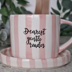 Bridgerton bögre - Dearest Gentle Reader , Otthon & Életmód, Konyhafelszerelés, tálalás, Tálalás, Bögre & Csésze, Festett tárgyak, Fehér-rózsaszín csíkos bögre + kistányér saját kezűleg írt felirattal. A felirat porcelánfestékkel ..., MESKA