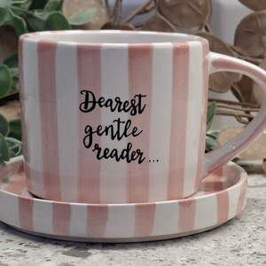 Bridgerton bögre - Dearest Gentle Reader, Otthon & Életmód, Konyhafelszerelés, tálalás, Tálalás, Bögre & Csésze, Festett tárgyak, Fehér-rózsaszín csíkos bögre + kistányér saját kezűleg írt felirattal. A felirat porcelánfestékkel ..., MESKA