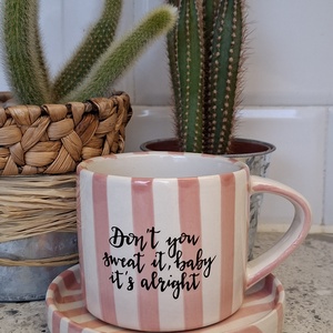 Taylor Swift bögre - Opalite, Otthon & Életmód, Konyhafelszerelés, tálalás, Tálalás, Bögre & Csésze, Festett tárgyak, Fehér-rózsaszín csíkos bögre + kistányér saját kezűleg írt felirattal. A felirat porcelánfestékkel ..., MESKA