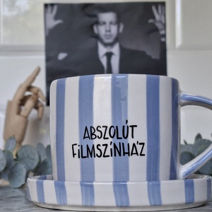 Magyar Péter bögre "Abszolút filmszínház", Otthon & Életmód, Konyhafelszerelés, tálalás, Tálalás, Bögre & Csésze, Festett tárgyak, Fehér-kék csíkos bögre + kistányér saját kezűleg írt felirattal. A felirat porcelánfestékkel készül..., MESKA