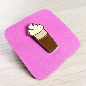 Habos forrócsoki vagy habos kávé kitűző  - ékszer - kitűző és bross - kitűző - Meska.hu