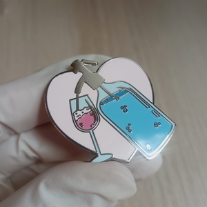 Rozéfröccs kitűző  - ékszer - kitűző és bross - Meska.hu