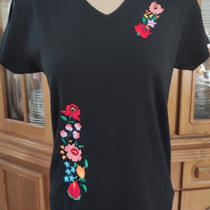 Hímzett női póló - Meska.hu