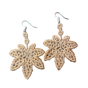 Arany levél fülbevaló , Ékszer, Fülbevaló, Lógó fülbevaló, Ékszerkészítés, Hímzés, MESKA