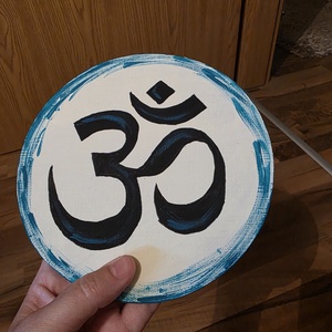Kézzel festett Om szimbólum dekoráció, újrahasznosított, jógaszoba dekoráció, spirituális  ajándék - otthon & életmód - dekoráció - spiritualitás - mandala - Meska.hu