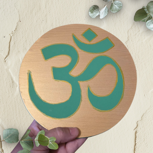 Om tábla kézzel festett, környezetbarát, jógaterembe, nappaliba arany -zöld színben - otthon & életmód - dekoráció - spiritualitás - mandala - Meska.hu