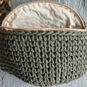 Horgolt övtáska crossbody khaki színben - táska & tok - kézitáska & válltáska - vállon átvethető táska - Meska.hu