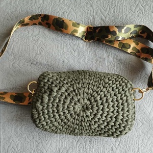 Horgolt övtáska crossbody khaki színben - táska & tok - kézitáska & válltáska - vállon átvethető táska - Meska.hu