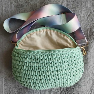 Horgolt övtáska crossbody menta színben - táska & tok - kézitáska & válltáska - vállon átvethető táska - Meska.hu