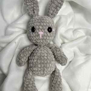 Amigurumi horgolt kantáros, kalapos nyuszi - játék & sport - plüssállat & játékfigura - nyuszi - Meska.hu