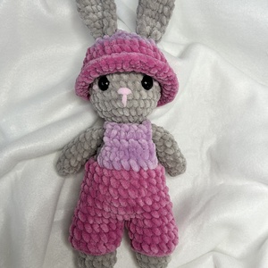 Amigurumi horgolt kantáros, kalapos nyuszi, Játék & Sport, Plüssállat & Játékfigura, Nyuszi, Horgolás, MESKA