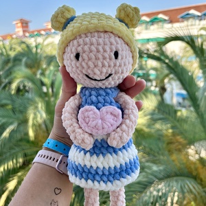 Amigurumi horgolt szívecskés kislány - Meska.hu