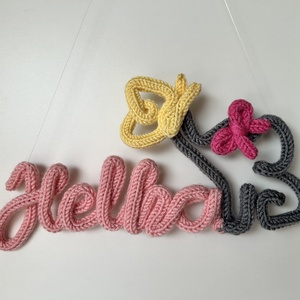 Egyedi horgolt neves ajtódísz, falidísz, gyerekszoba dekoráció - baba - mama - babaszoba dekoráció - gyerek névtábla - Meska.hu