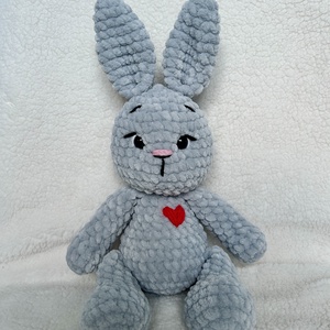 Horgolt amigurumi nyuszi szívecskével, Játék & Sport, Plüssállat & Játékfigura, Nyuszi, Horgolás, MESKA
