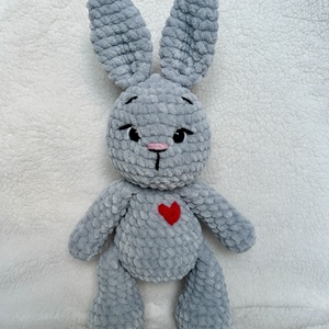 Horgolt amigurumi nyuszi szívecskével - játék & sport - plüssállat & játékfigura - nyuszi - Meska.hu