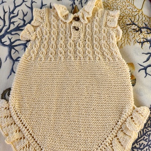 Unisex baba rugdalodzó kedves fodros díszítésekkel 100%-os bababarát pamutfonalból -  - Meska.hu