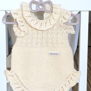 Unisex baba rugdalodzó kedves fodros díszítésekkel 100%-os bababarát pamutfonalból, , Kötés, MESKA