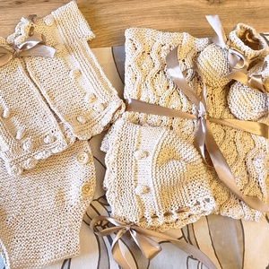 Komplett bébi szett, baba takaró, kis nadrág, felső, sapka és lábbeli  - Meska.hu