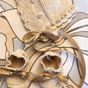 Komplett bébi szett, baba takaró, kis nadrág, felső, sapka és lábbeli  - baba - mama - babaruházat - babaruha szett - Meska.hu