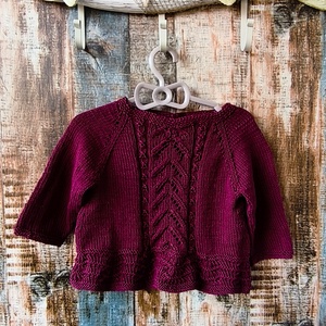 Kislány pulóver csipkekötéssel - baba - mama - babaruházat - baba pulóver - Meska.hu