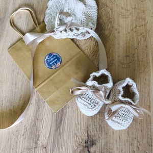 Újszülött ajándék kézzel kötött pamut sapka és kis cipő  - Meska.hu