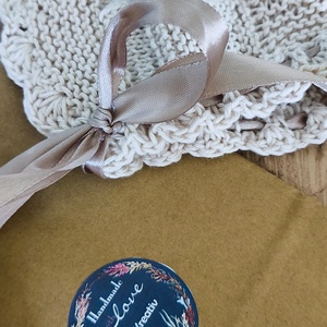 Újszülött ajándék kézzel kötött pamut sapka és kis cipő  - baba - mama - babalátogató ajándékcsomag - Meska.hu