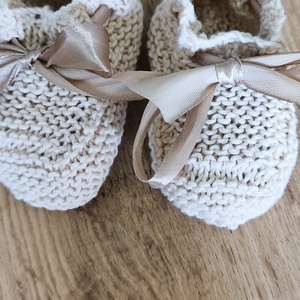 Újszülött ajándék kézzel kötött pamut sapka és kis cipő  - baba - mama - babalátogató ajándékcsomag - Meska.hu