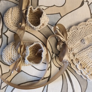 Újszülött ajándék kézzel kötött pamut sapka és kis cipő  - baba - mama - babalátogató ajándékcsomag - Meska.hu