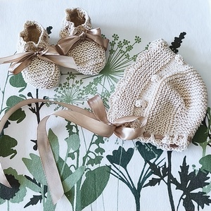 Újszülött ajándék kézzel kötött pamut sapka és kis cipő , Baba - mama, Babalátogató ajándékcsomag, Kötés, MESKA