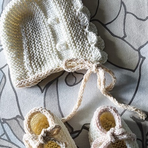 Újszülött ajándék kézzel kötött pamut sapka és babacipő  - baba - mama - babalátogató ajándékcsomag - Meska.hu